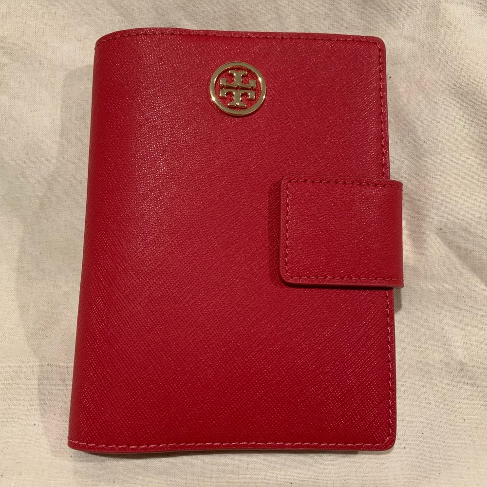 ❤️Tory Burch Robinson Passport Holder❤️